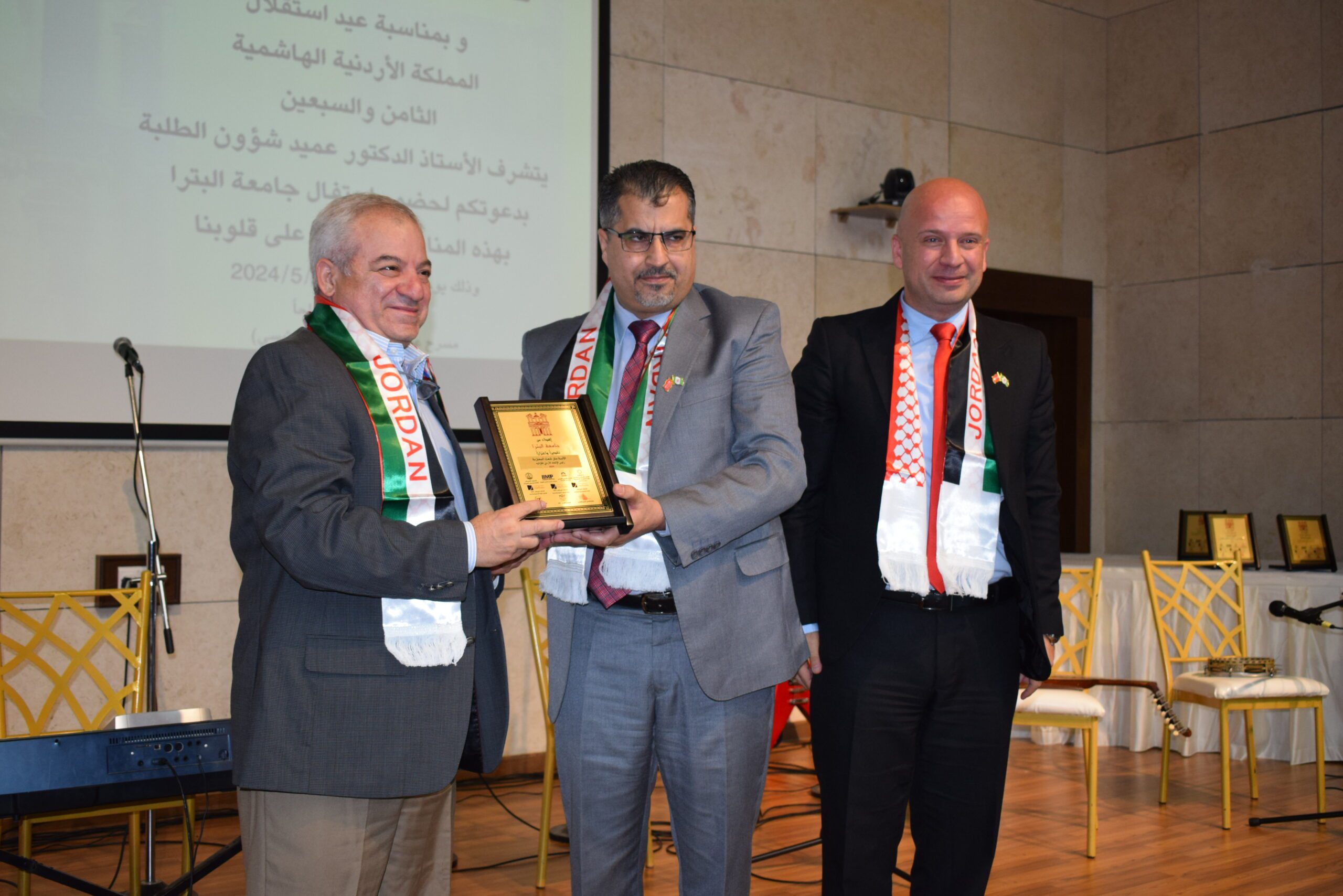 صورة حول : جامعة البتراء تستضيف احتفالًا مهيبًا بمناسبة الذكرى الـ78 لاستقلال المملكة الأردنيّة الهاشميّة جامعة البتراء تستضيف احتفالًا مهيبًا بمناسبة الذكرى الـ78 لاستقلال المملكة الأردنيّة الهاشميّة
