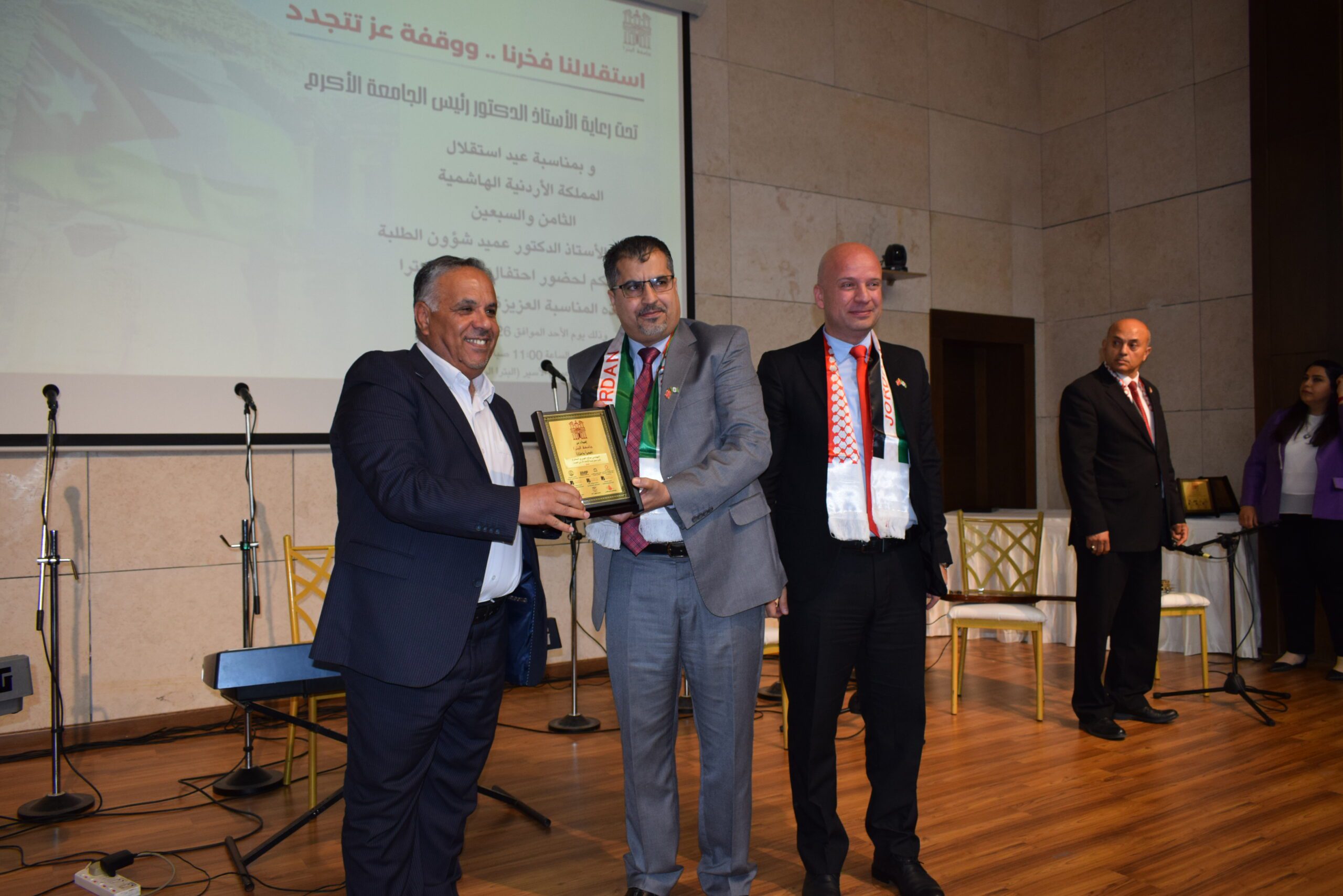 صورة حول : جامعة البتراء تستضيف احتفالًا مهيبًا بمناسبة الذكرى الـ78 لاستقلال المملكة الأردنيّة الهاشميّة جامعة البتراء تستضيف احتفالًا مهيبًا بمناسبة الذكرى الـ78 لاستقلال المملكة الأردنيّة الهاشميّة