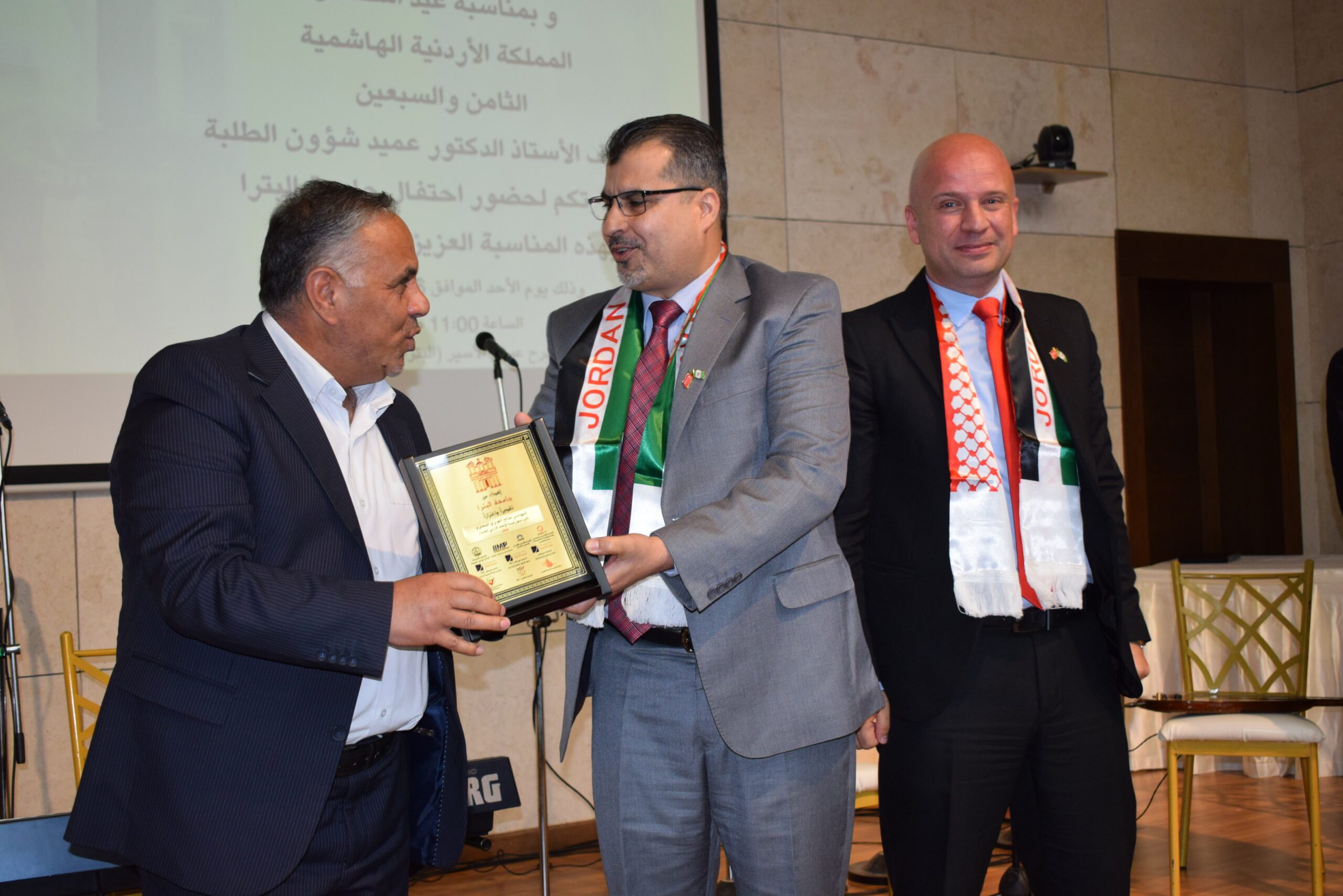 صورة حول : جامعة البتراء تستضيف احتفالًا مهيبًا بمناسبة الذكرى الـ78 لاستقلال المملكة الأردنيّة الهاشميّة جامعة البتراء تستضيف احتفالًا مهيبًا بمناسبة الذكرى الـ78 لاستقلال المملكة الأردنيّة الهاشميّة