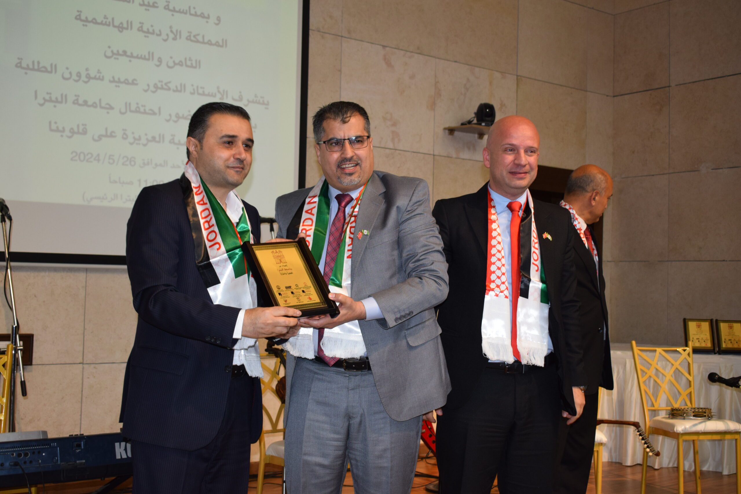 صورة حول : جامعة البتراء تستضيف احتفالًا مهيبًا بمناسبة الذكرى الـ78 لاستقلال المملكة الأردنيّة الهاشميّة جامعة البتراء تستضيف احتفالًا مهيبًا بمناسبة الذكرى الـ78 لاستقلال المملكة الأردنيّة الهاشميّة
