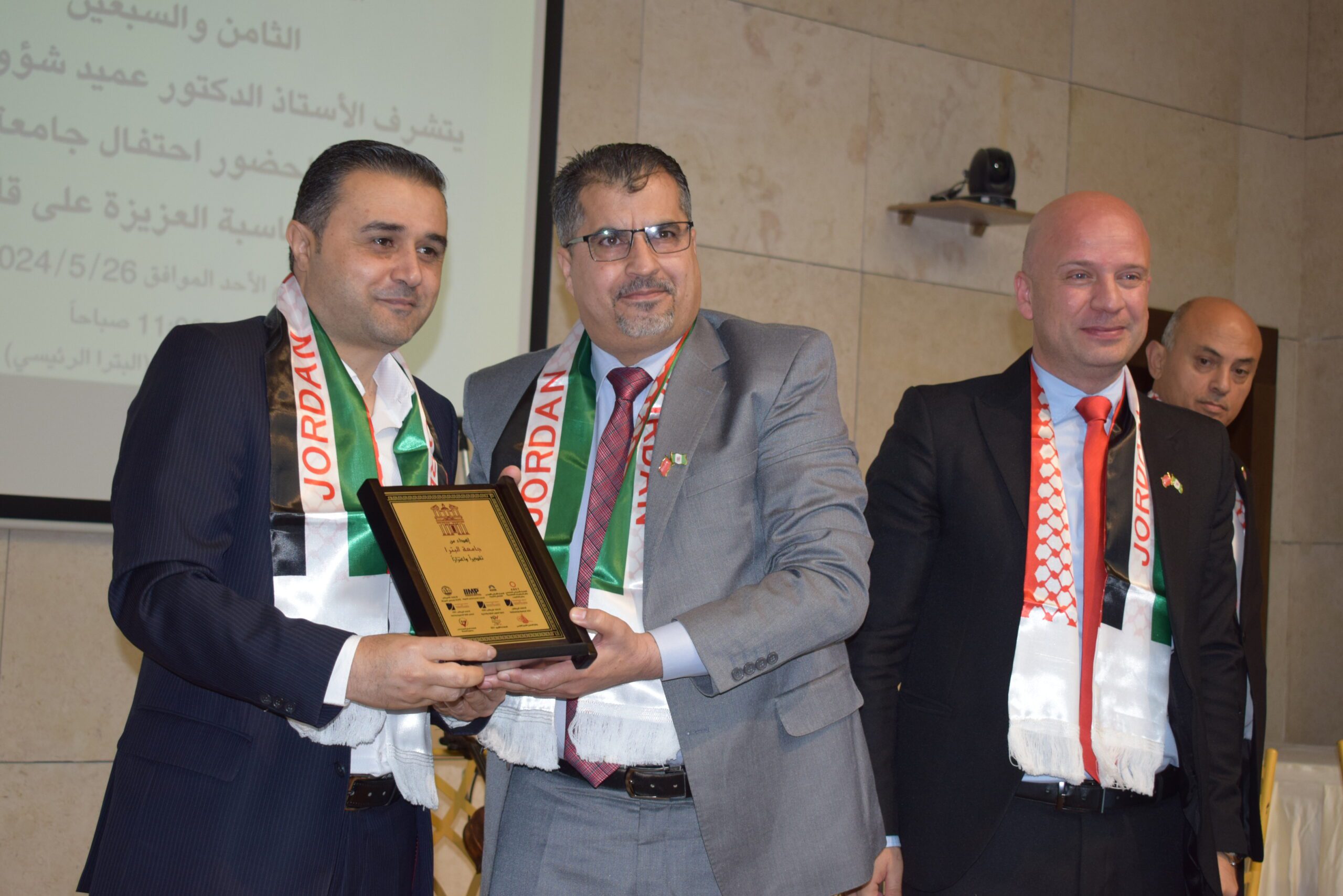 صورة حول : جامعة البتراء تستضيف احتفالًا مهيبًا بمناسبة الذكرى الـ78 لاستقلال المملكة الأردنيّة الهاشميّة جامعة البتراء تستضيف احتفالًا مهيبًا بمناسبة الذكرى الـ78 لاستقلال المملكة الأردنيّة الهاشميّة