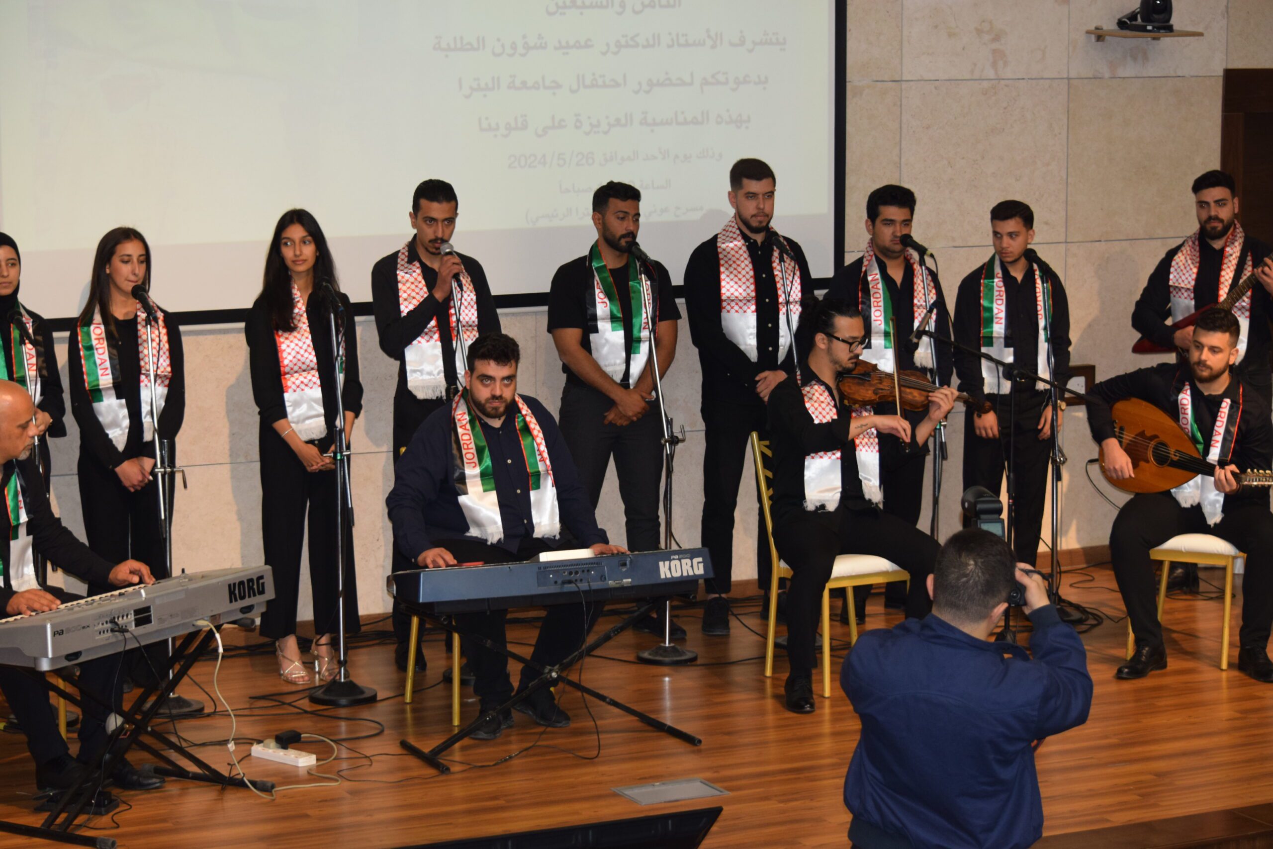 صورة حول : جامعة البتراء تستضيف احتفالًا مهيبًا بمناسبة الذكرى الـ78 لاستقلال المملكة الأردنيّة الهاشميّة جامعة البتراء تستضيف احتفالًا مهيبًا بمناسبة الذكرى الـ78 لاستقلال المملكة الأردنيّة الهاشميّة