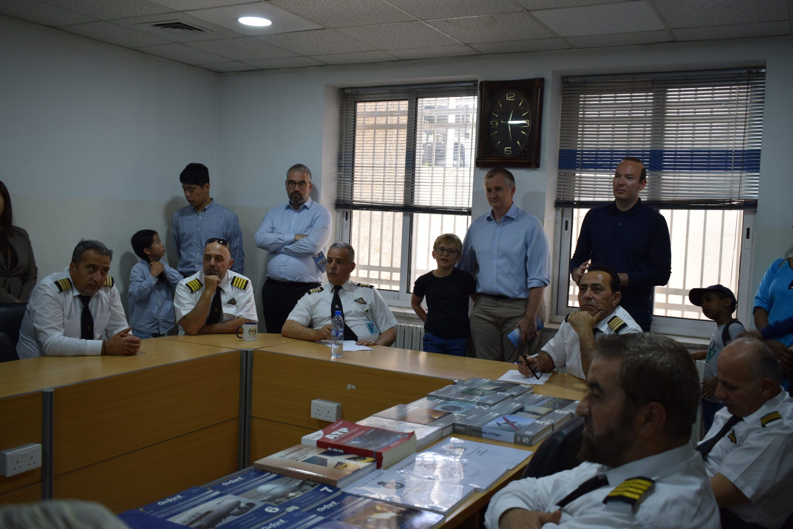 صورة حول : فعالية أكاديمية الطيران الملكيّة الأردنيّة: جسرٌ للتعاون الدبلوماسيّ ومَحطة للإطلاع على أحدث التقنيات الطيرانيّة فعالية أكاديمية الطيران الملكيّة الأردنيّة: جسرٌ للتعاون الدبلوماسيّ ومَحطة للإطلاع على أحدث التقنيات الطيرانيّة