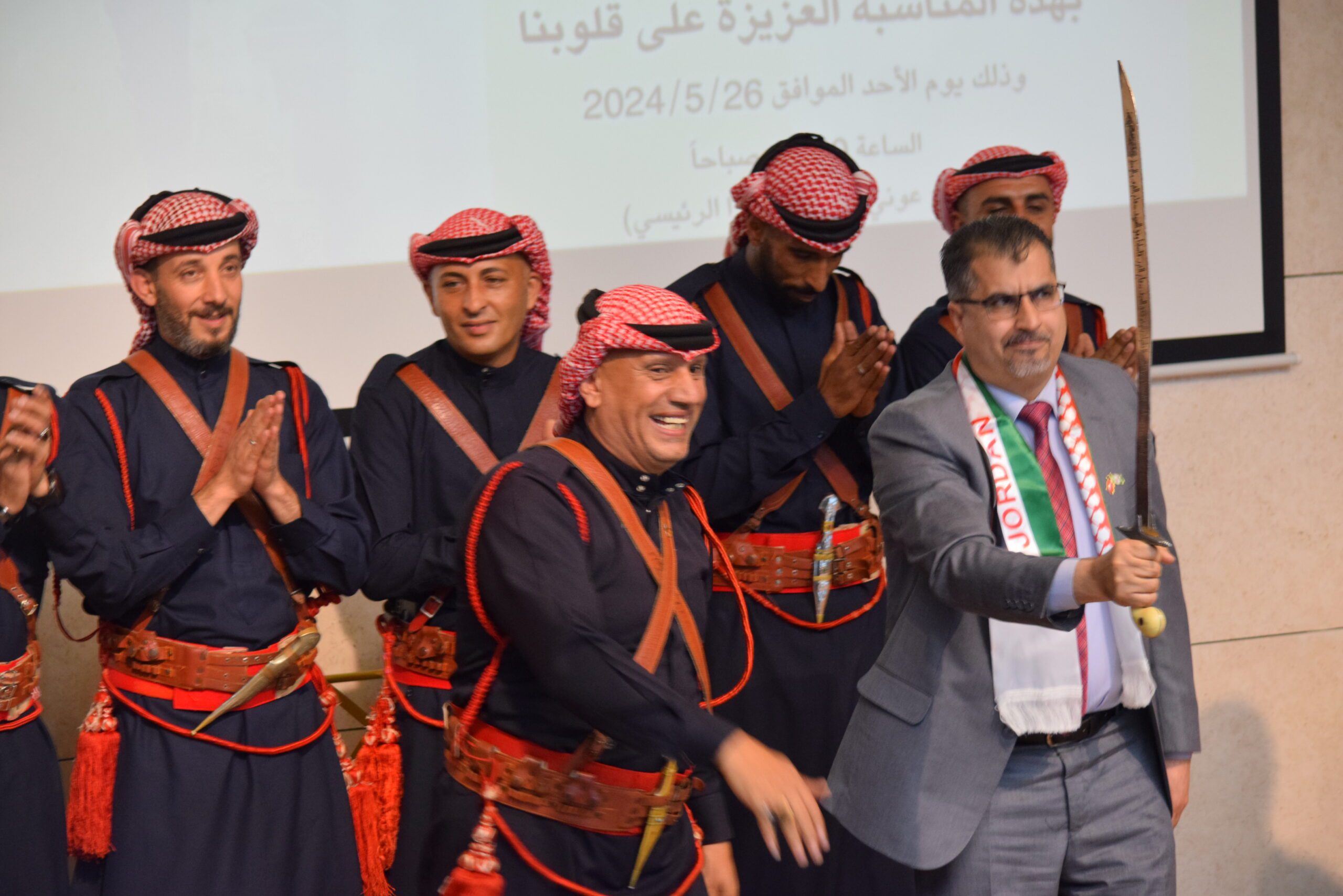 صورة حول : جامعة البتراء تستضيف احتفالًا مهيبًا بمناسبة الذكرى الـ78 لاستقلال المملكة الأردنيّة الهاشميّة جامعة البتراء تستضيف احتفالًا مهيبًا بمناسبة الذكرى الـ78 لاستقلال المملكة الأردنيّة الهاشميّة