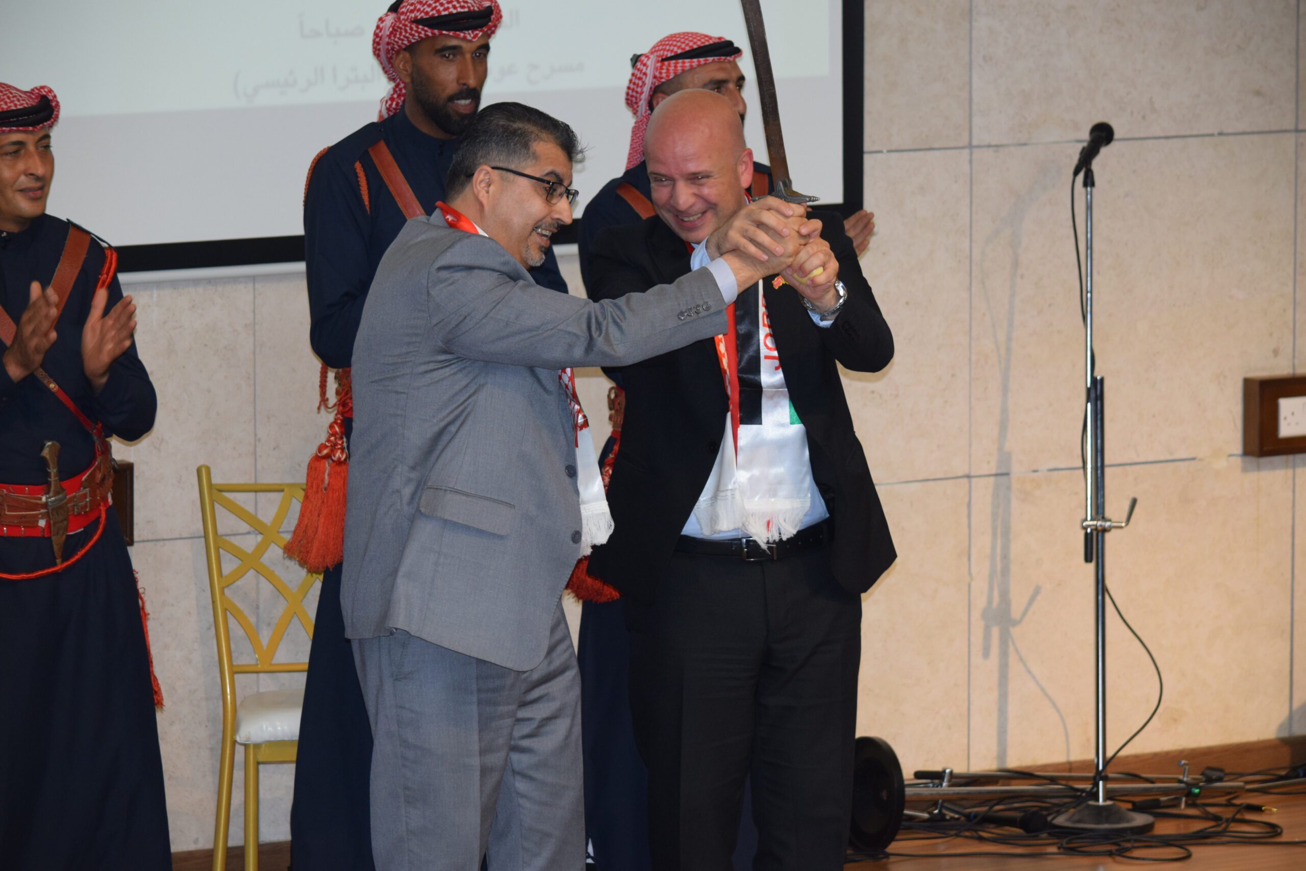 صورة حول : جامعة البتراء تستضيف احتفالًا مهيبًا بمناسبة الذكرى الـ78 لاستقلال المملكة الأردنيّة الهاشميّة جامعة البتراء تستضيف احتفالًا مهيبًا بمناسبة الذكرى الـ78 لاستقلال المملكة الأردنيّة الهاشميّة