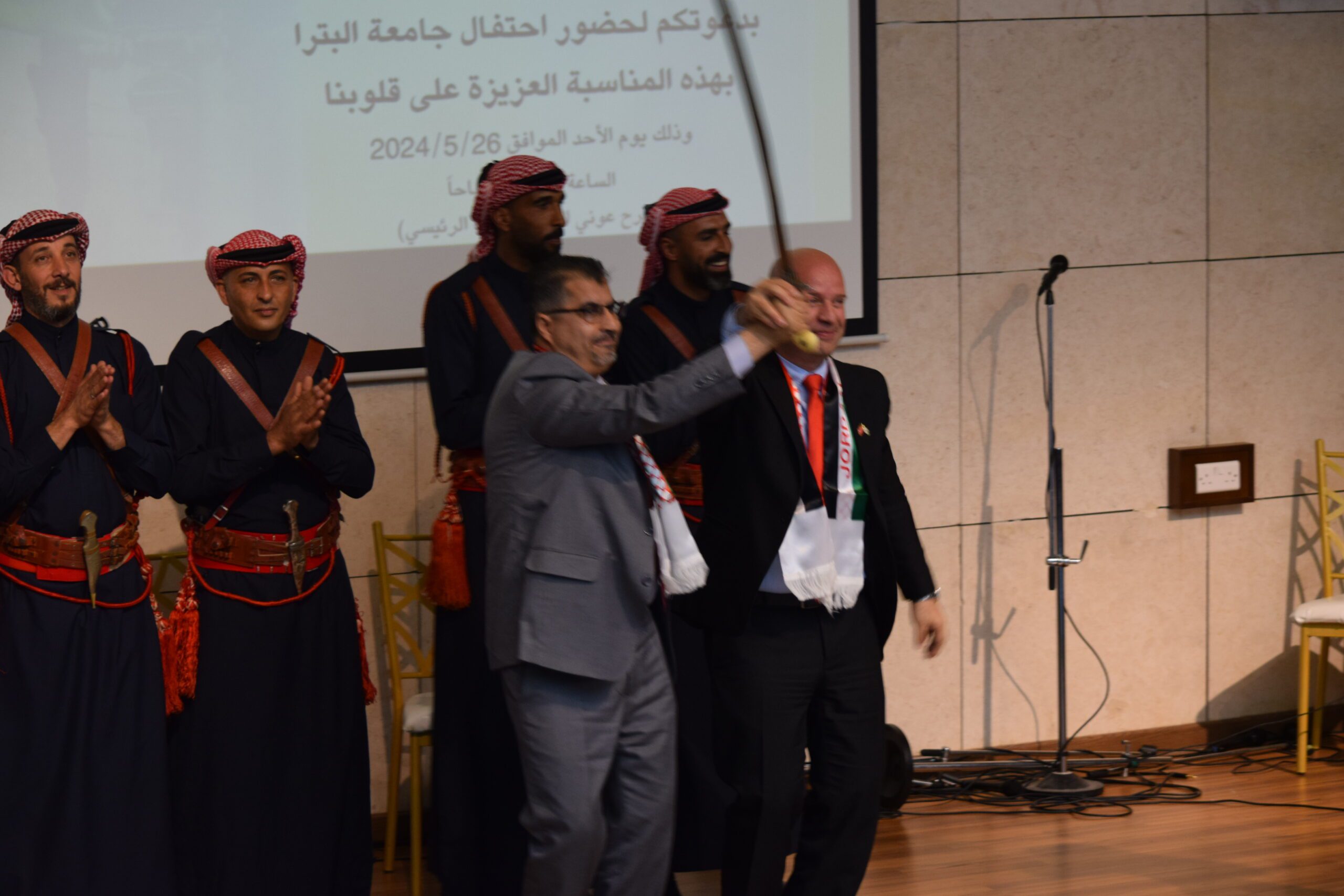 صورة حول : جامعة البتراء تستضيف احتفالًا مهيبًا بمناسبة الذكرى الـ78 لاستقلال المملكة الأردنيّة الهاشميّة جامعة البتراء تستضيف احتفالًا مهيبًا بمناسبة الذكرى الـ78 لاستقلال المملكة الأردنيّة الهاشميّة