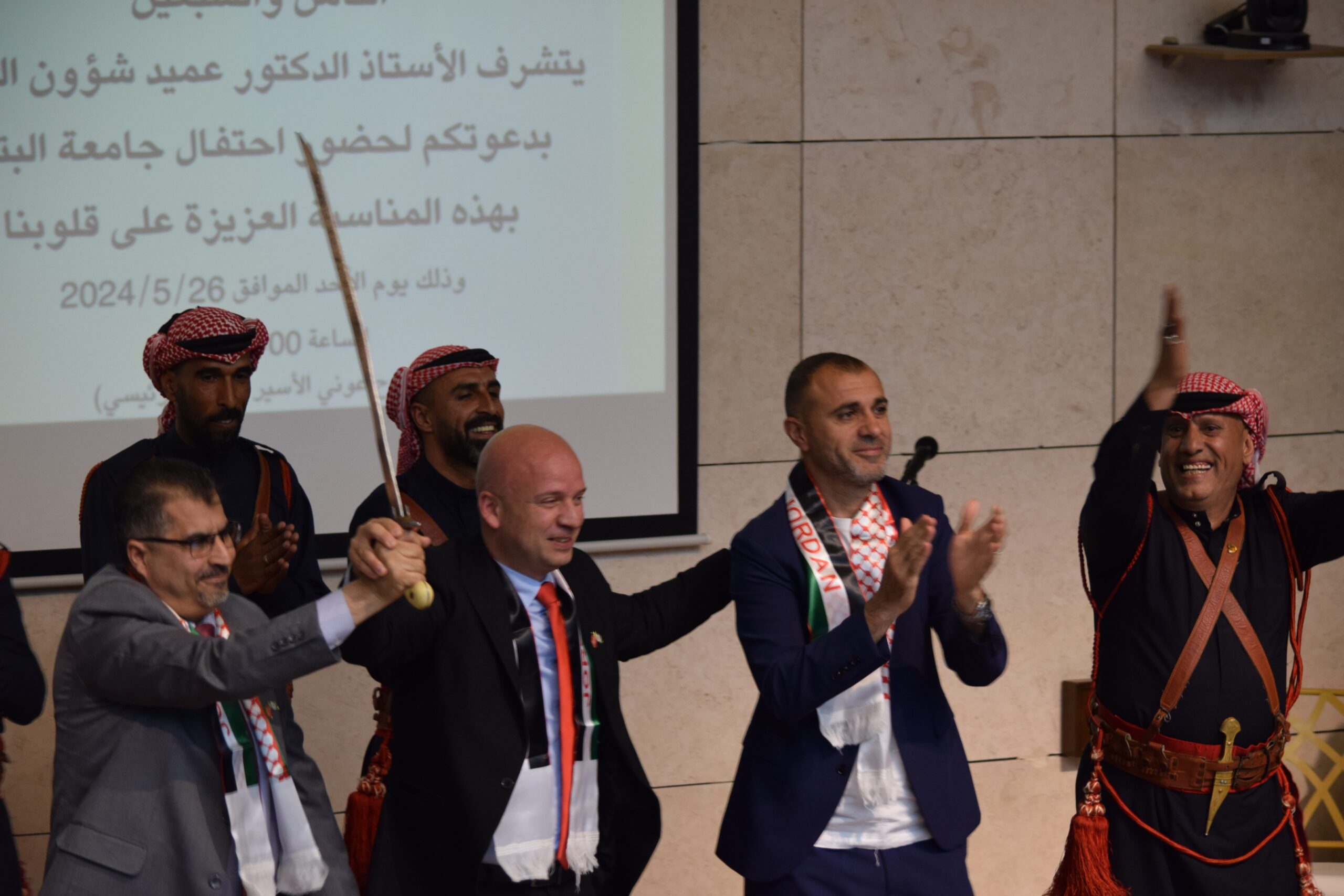 صورة حول : جامعة البتراء تستضيف احتفالًا مهيبًا بمناسبة الذكرى الـ78 لاستقلال المملكة الأردنيّة الهاشميّة جامعة البتراء تستضيف احتفالًا مهيبًا بمناسبة الذكرى الـ78 لاستقلال المملكة الأردنيّة الهاشميّة