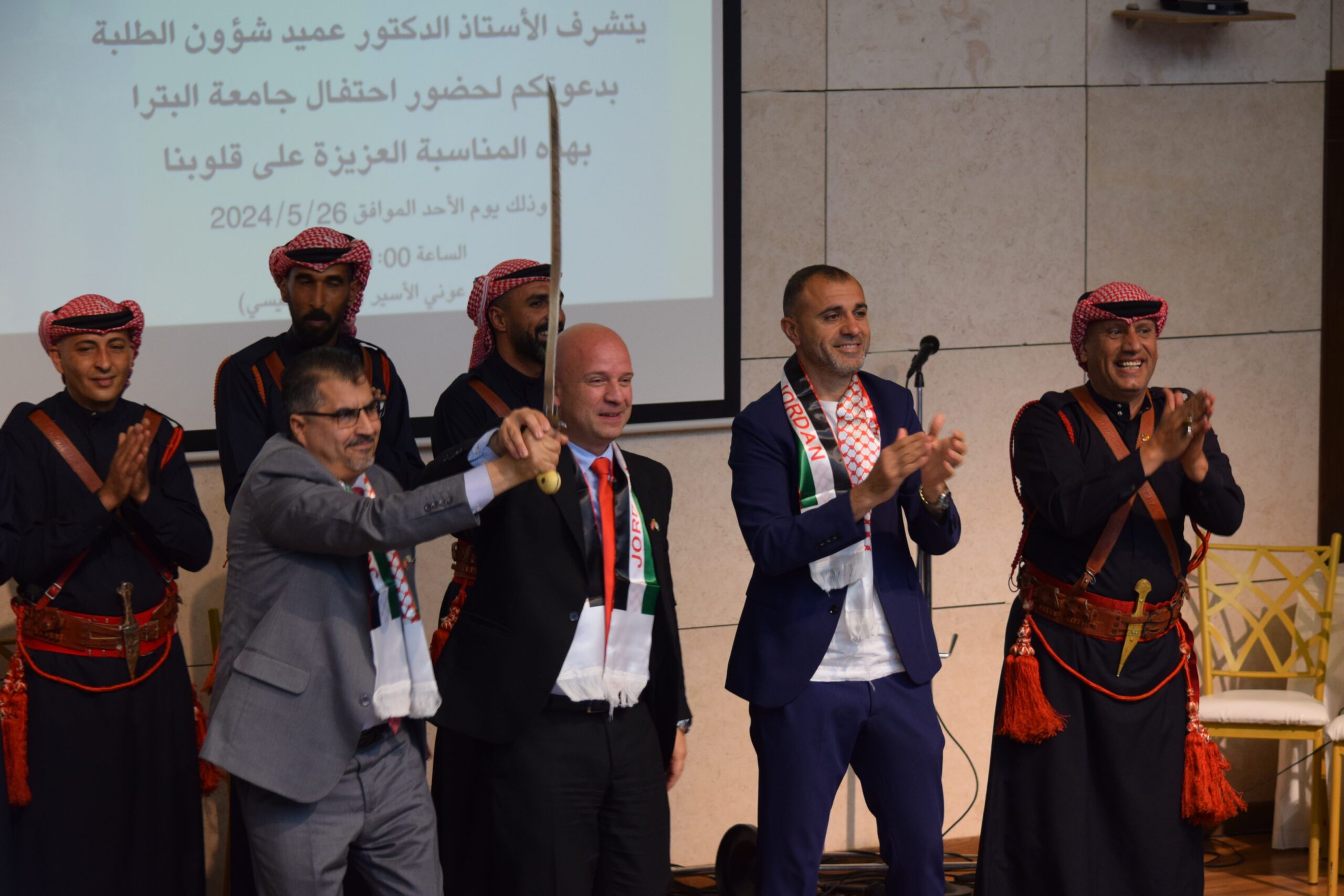 صورة حول : جامعة البتراء تستضيف احتفالًا مهيبًا بمناسبة الذكرى الـ78 لاستقلال المملكة الأردنيّة الهاشميّة جامعة البتراء تستضيف احتفالًا مهيبًا بمناسبة الذكرى الـ78 لاستقلال المملكة الأردنيّة الهاشميّة