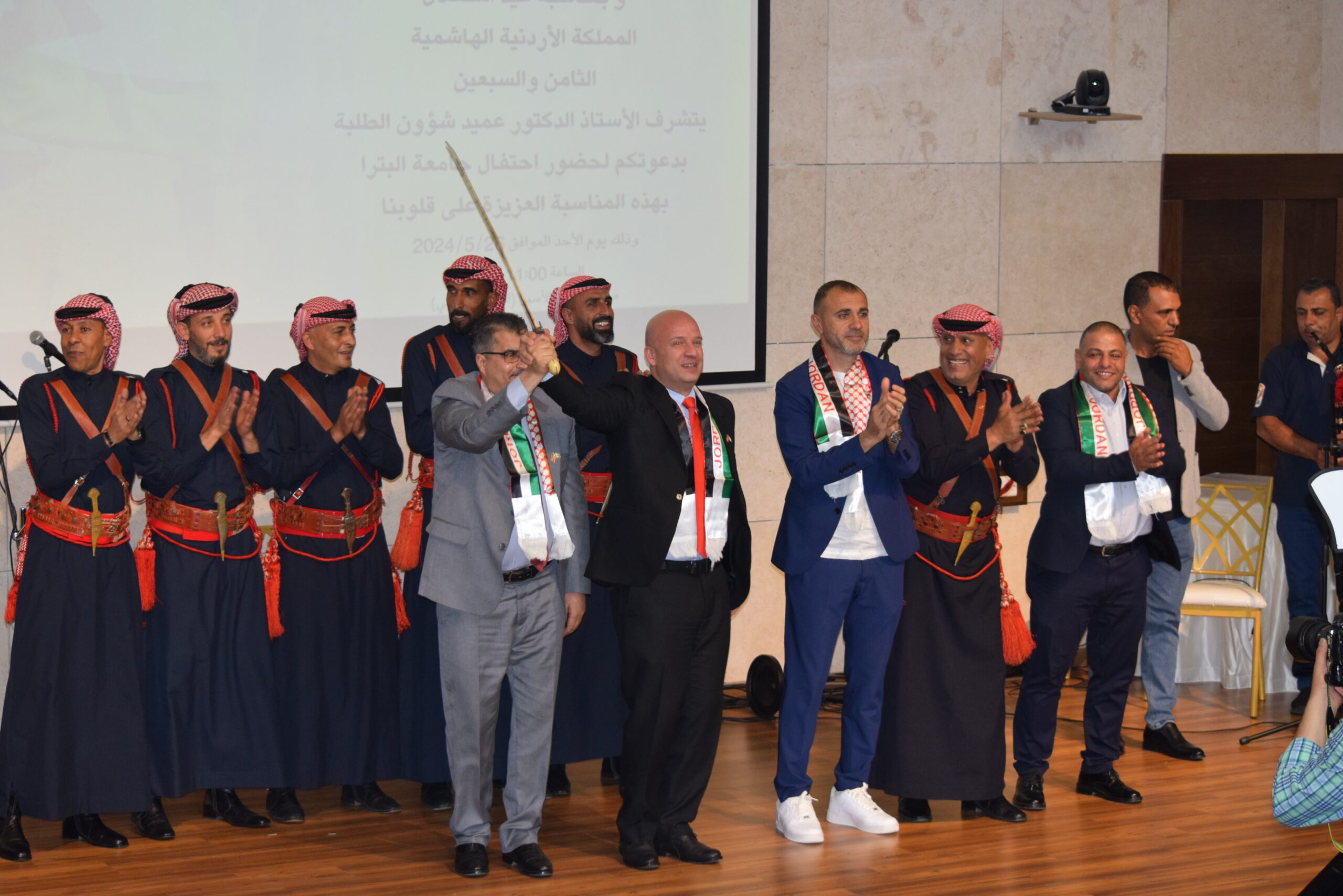 صورة حول : جامعة البتراء تستضيف احتفالًا مهيبًا بمناسبة الذكرى الـ78 لاستقلال المملكة الأردنيّة الهاشميّة جامعة البتراء تستضيف احتفالًا مهيبًا بمناسبة الذكرى الـ78 لاستقلال المملكة الأردنيّة الهاشميّة