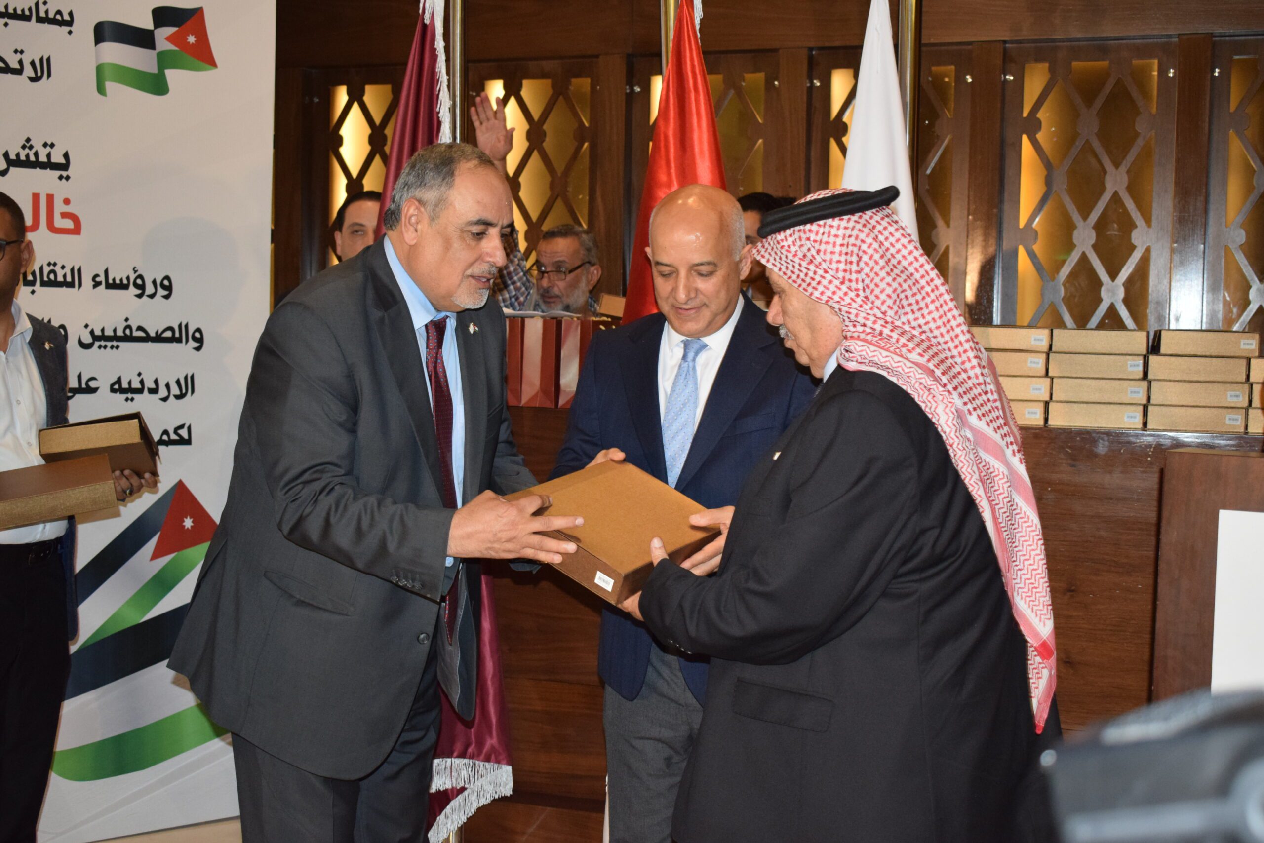 صورة حول : الاتحاد العام لنقابات عمال الأردن يحتفل بذكرى الاستقلال: تكريم للإنجازات ودعم للتعاون الوطنيّ في رحلة بناء مستقبل مُشرق الاتحاد العام لنقابات عمال الأردن يحتفل بذكرى الاستقلال: تكريم للإنجازات ودعم للتعاون الوطنيّ في رحلة بناء مستقبل مُشرق