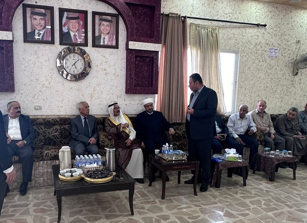 مندوبا عن الملك وولي العهد.. العيسوي يعزي آل حداد والعودات