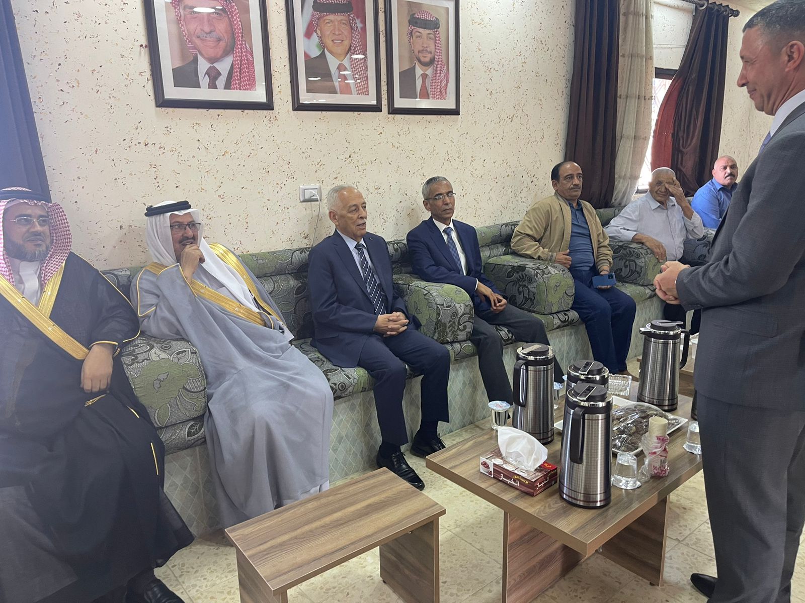 مندوبا عن الملك وولي العهد.... العيسوي يعزي عشيرتي العتوم الرواشدة