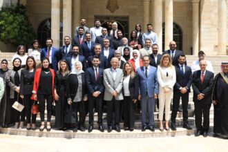 رئيس الديوان الملكي يلتقي وفدا من مبادرة "نحن معك بلا حدود