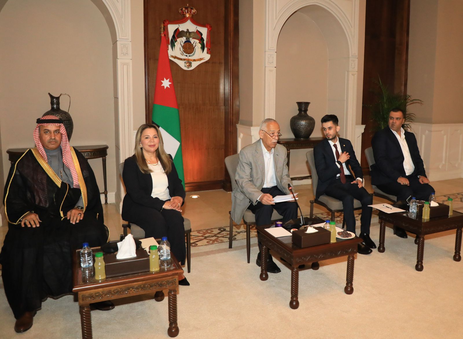 رئيس الديوان الملكي يلتقي وفدا من مبادرة "نحن معك بلا حدود