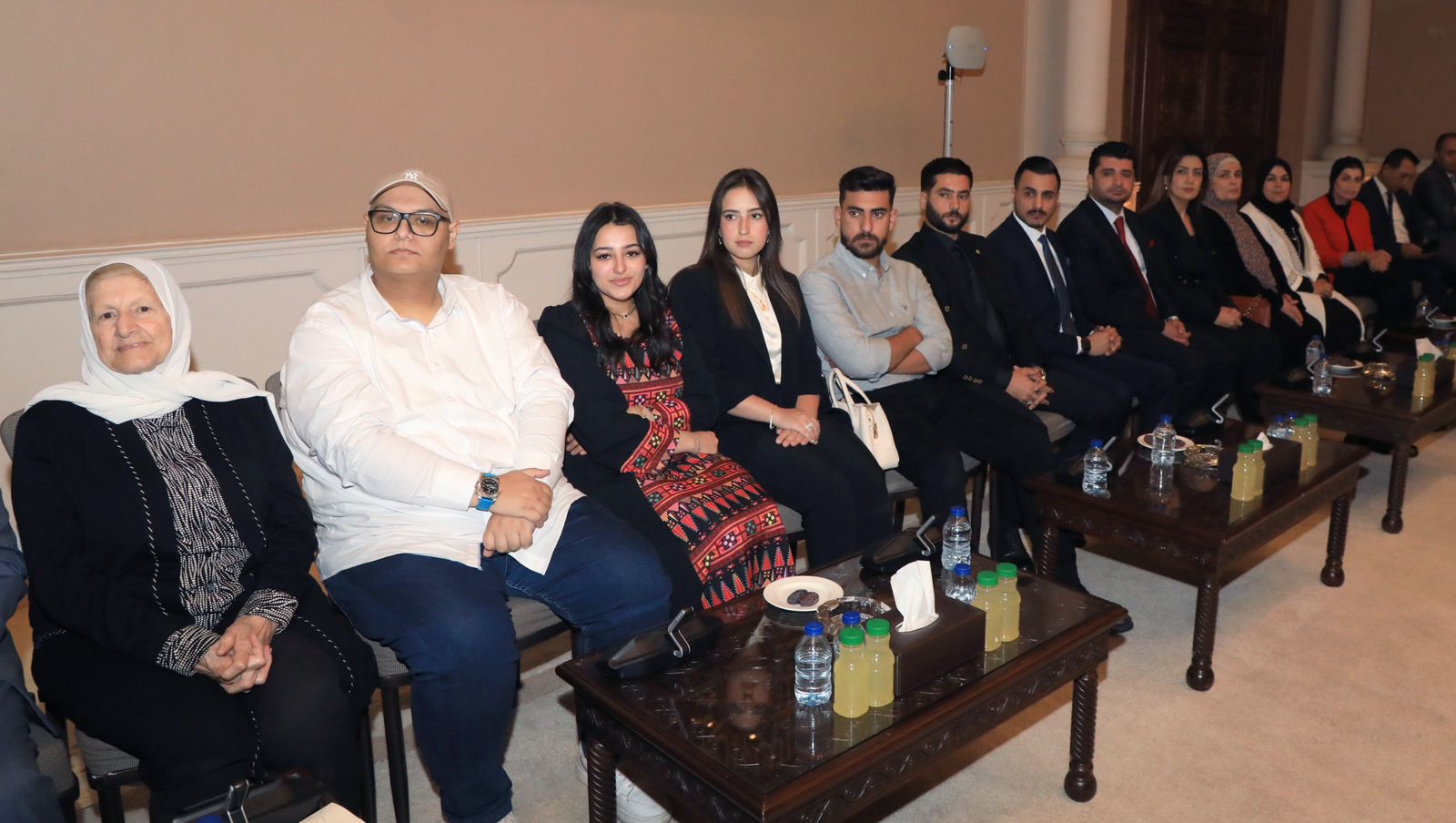 رئيس الديوان الملكي يلتقي وفدا من مبادرة "نحن معك بلا حدود