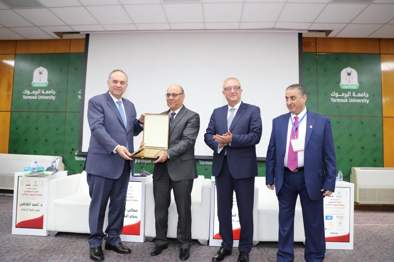 صورة حول : جامعة اليرموك تكرم النجادات والصرايرة من كلية الإعلام بجامعة البترا جامعة اليرموك تكرم النجادات والصرايرة من كلية الإعلام بجامعة البترا