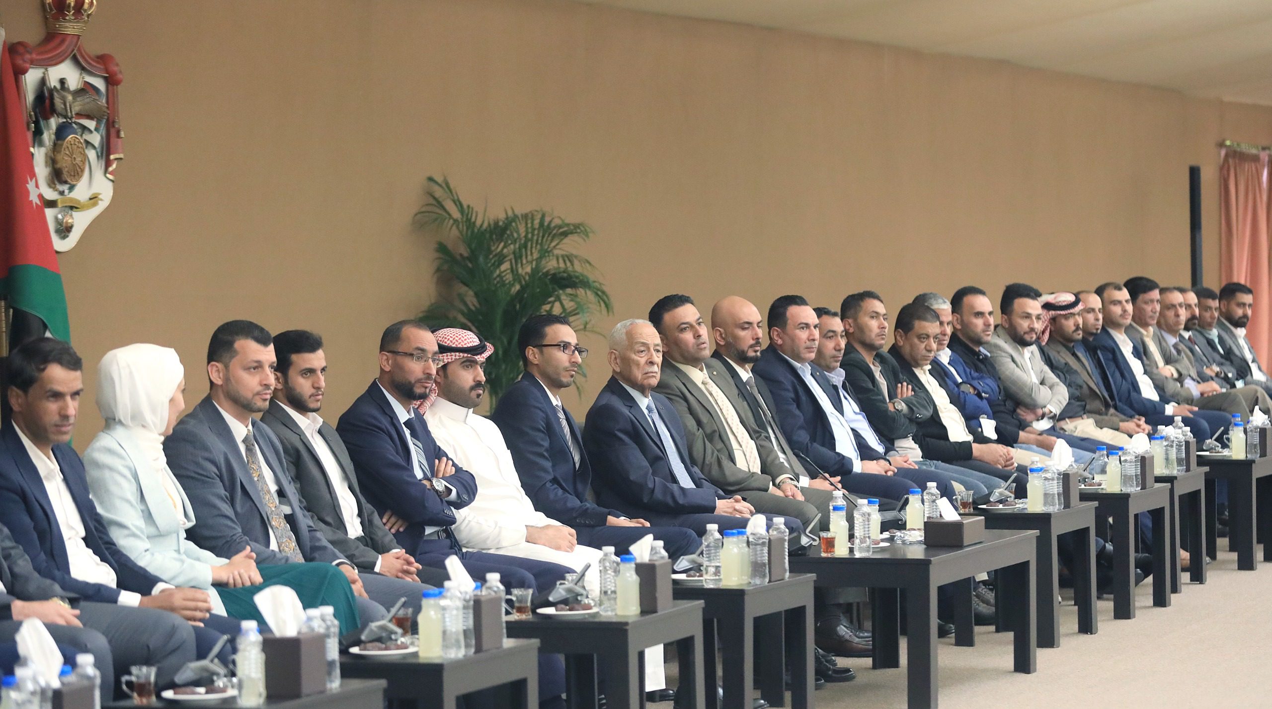 رئيس الديوان الملكي يلتقي وفدين من شباب وشابات الضليل ووجهاء من عشيرة الخوالدة