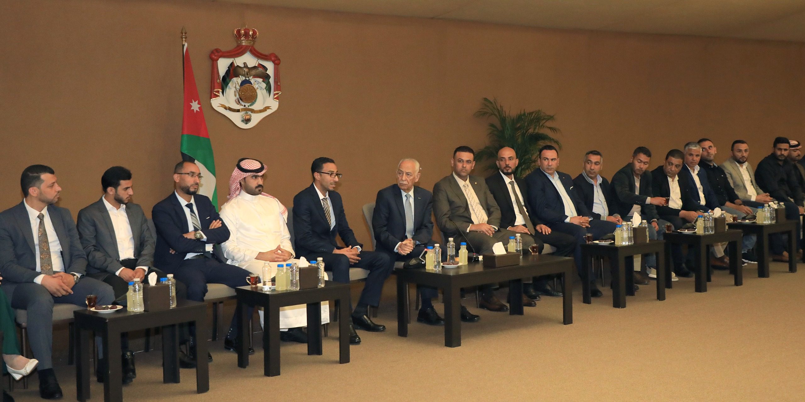 رئيس الديوان الملكي يلتقي وفدين من شباب وشابات الضليل ووجهاء من عشيرة الخوالدة
