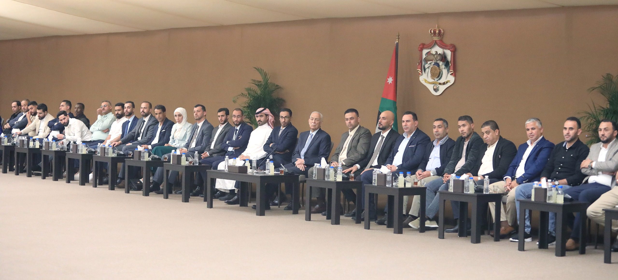 رئيس الديوان الملكي يلتقي وفدين من شباب وشابات الضليل ووجهاء من عشيرة الخوالدة