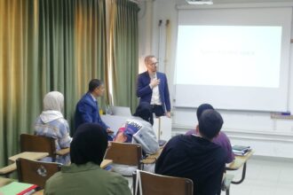 بروفيسور تشيكي يزور "الطفيلة التقنية