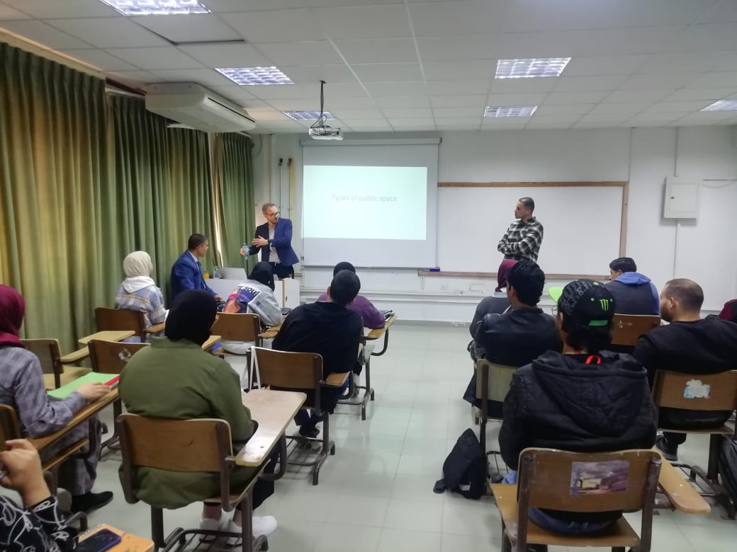 بروفيسور تشيكي يزور "الطفيلة التقنية