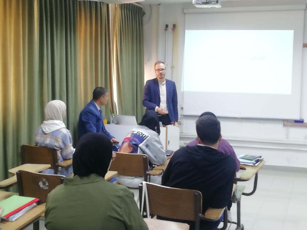 بروفيسور تشيكي يزور "الطفيلة التقنية