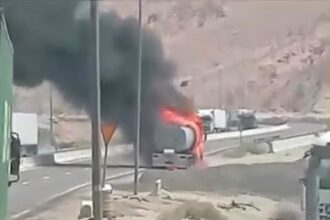 حريق في صهريج نفط خام بمنطقة في العقبة(فيديو)