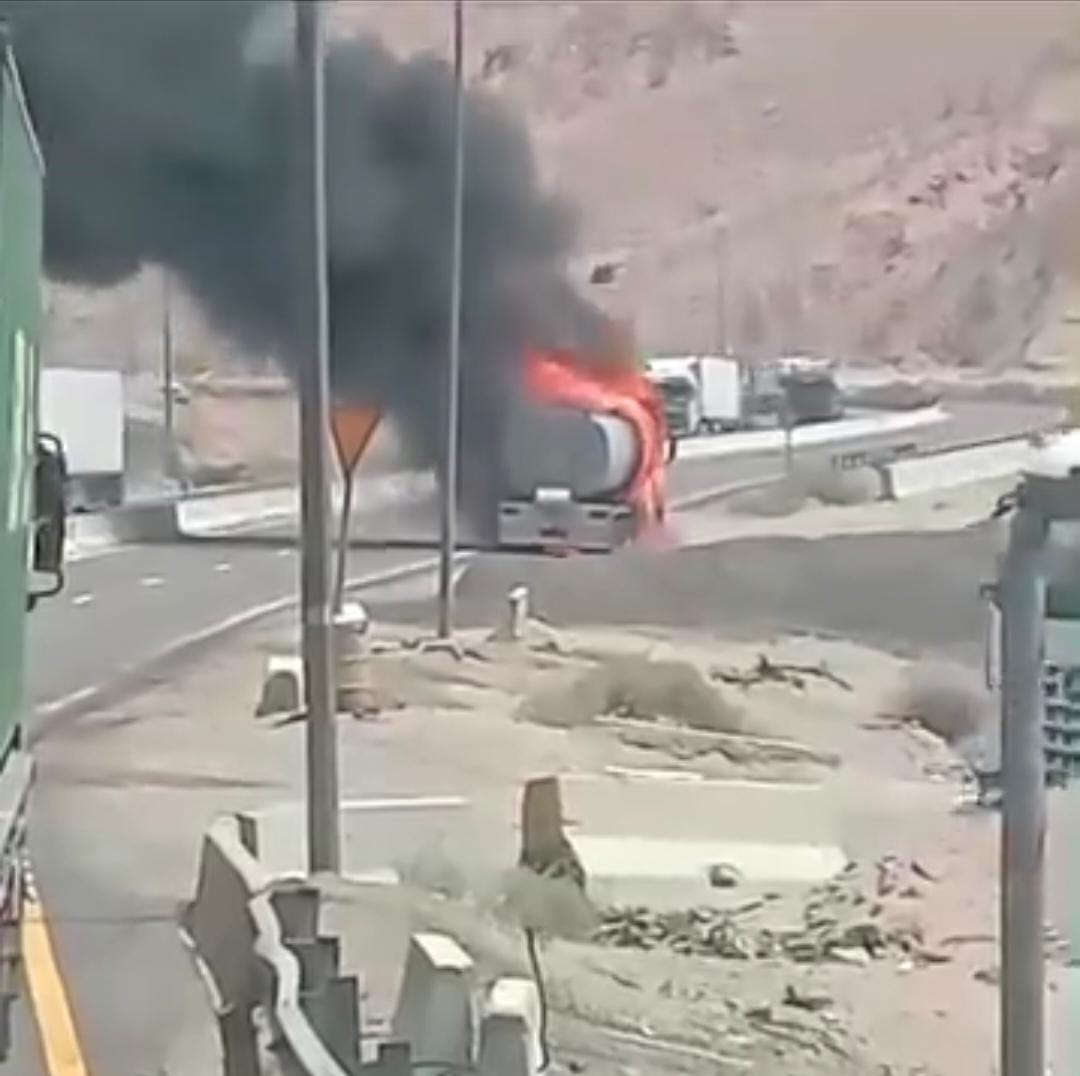 حريق في صهريج نفط خام بمنطقة في العقبة(فيديو)
