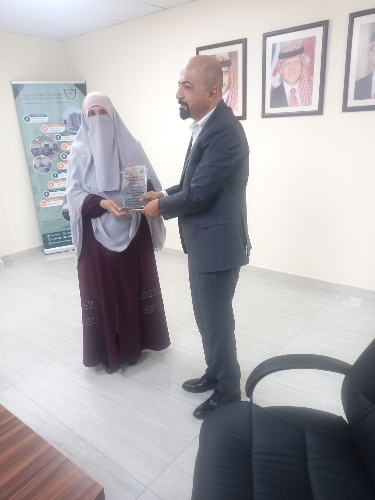 عميد الكلية الجامعية الوطنية للتكنولوجيا يستقبل وفد نساء شرق عمان مهنئا