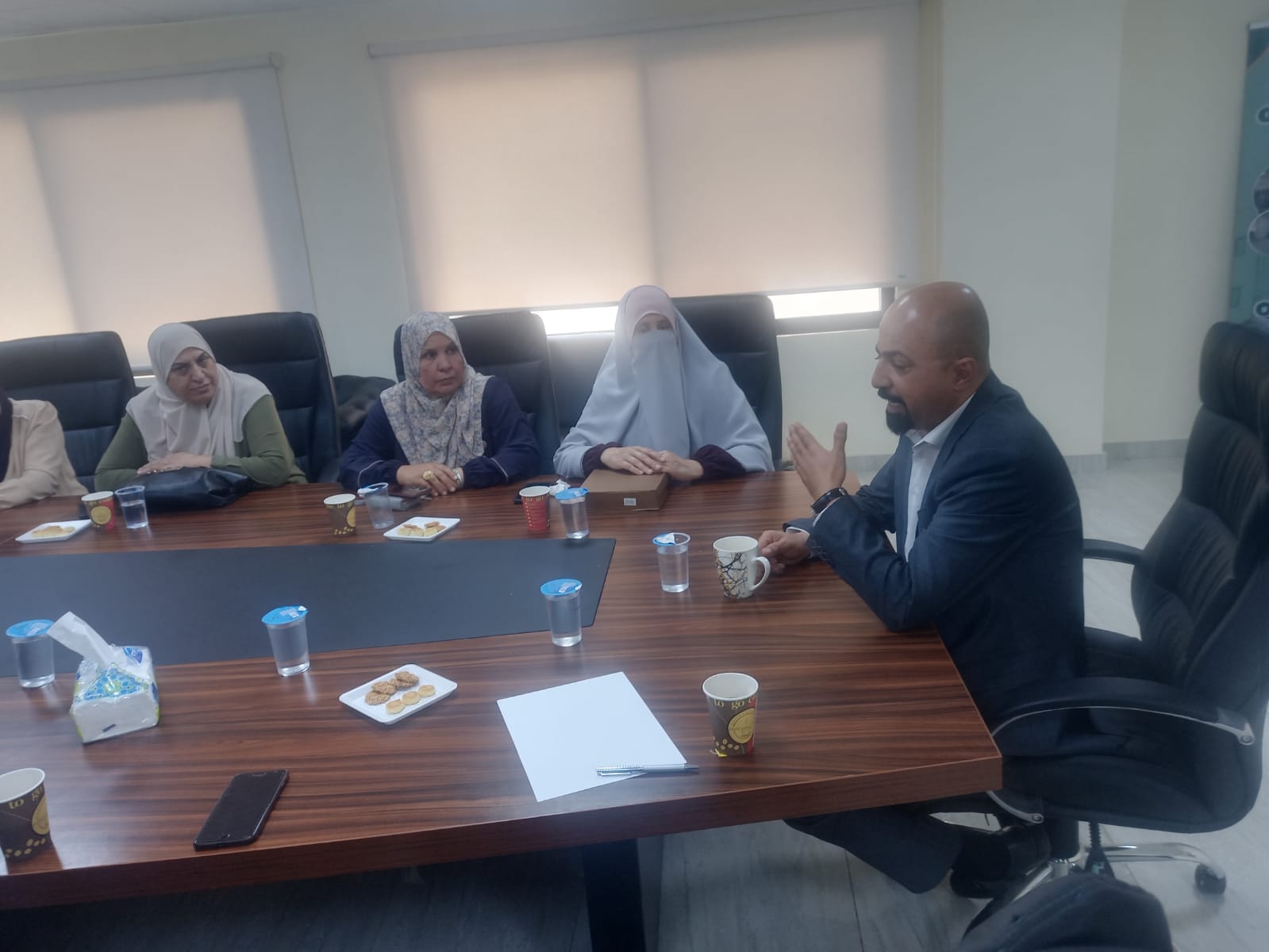 عميد الكلية الجامعية الوطنية للتكنولوجيا يستقبل وفد نساء شرق عمان مهنئا