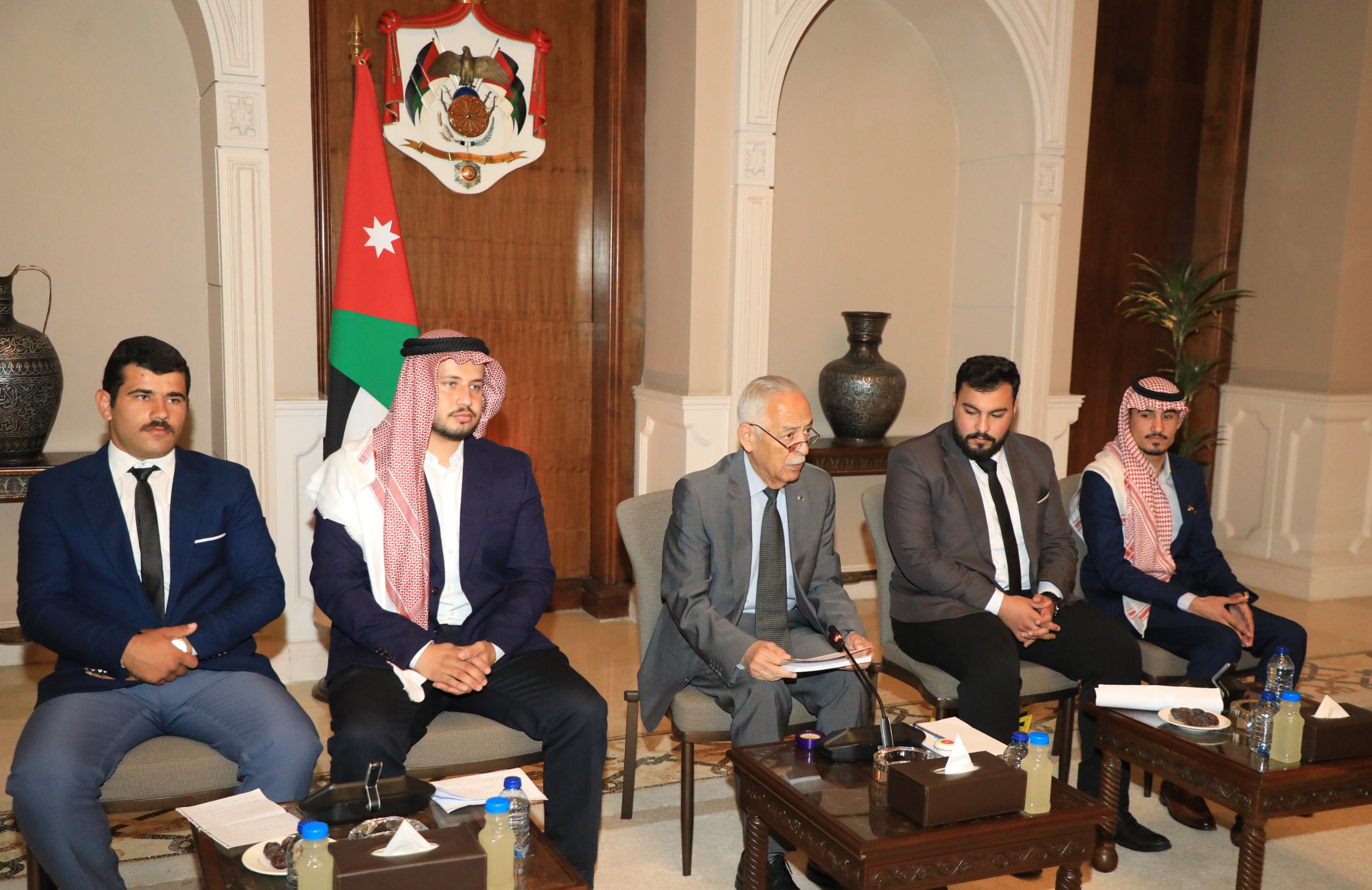 رئيس الديوان الملكي الهاشمي يلتقي وفدا شبابيا