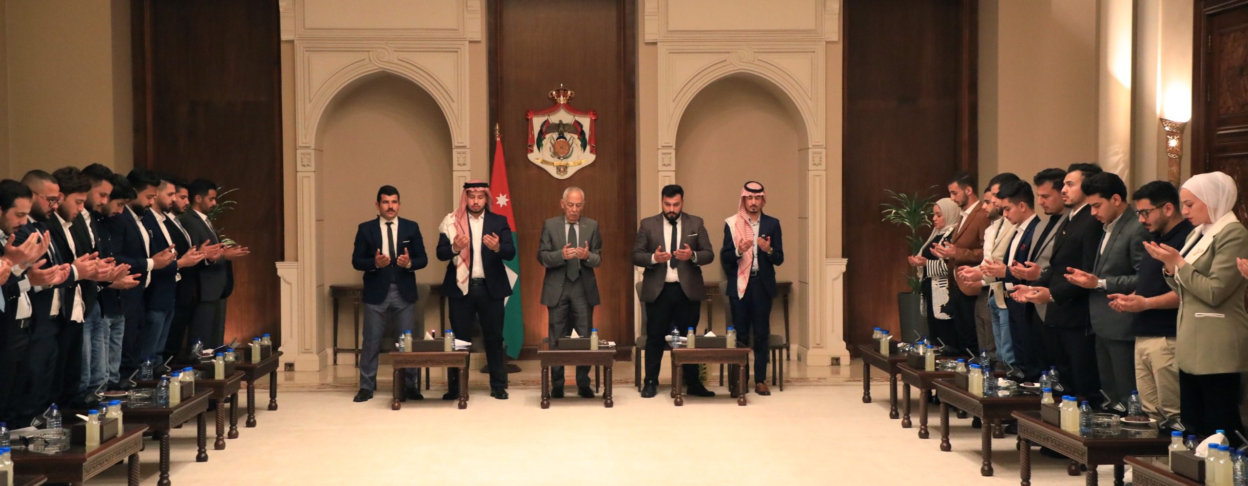 رئيس الديوان الملكي الهاشمي يلتقي وفدا شبابيا