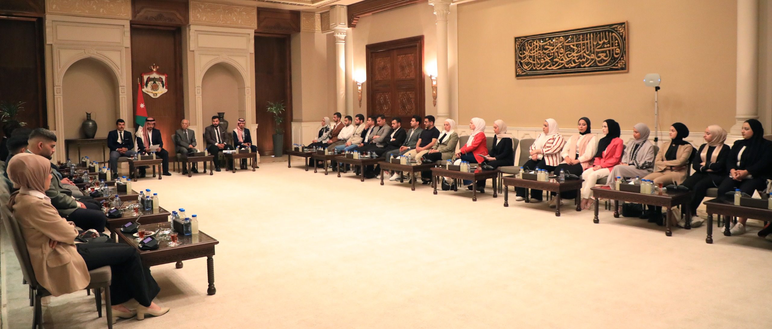 رئيس الديوان الملكي الهاشمي يلتقي وفدا شبابيا