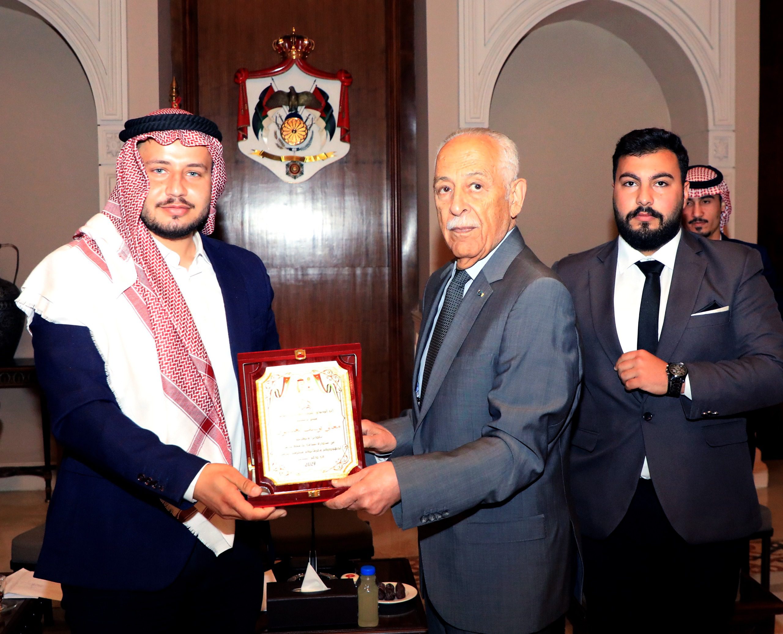 رئيس الديوان الملكي الهاشمي يلتقي وفدا شبابيا