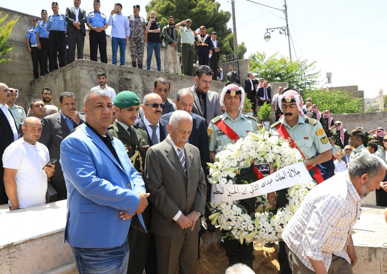 مندوبا عن الملك وولي العهد...العيسوي يشارك في تشييع جثمان نذير رشيد