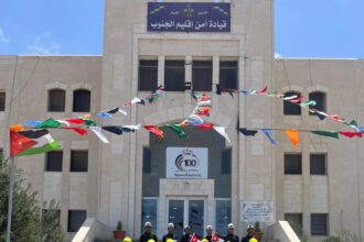 رجال الأمن يوزعون أعلام الوطن ويرفعونها مع أهلهم وعزوتهم