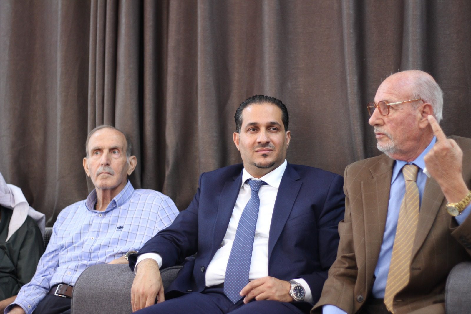 وجهاء الجرادات للدكتور محمد عبد الستار بعد اعلان ترشحة للانتخابات البرلمانية : انت ابنا ونحن معك