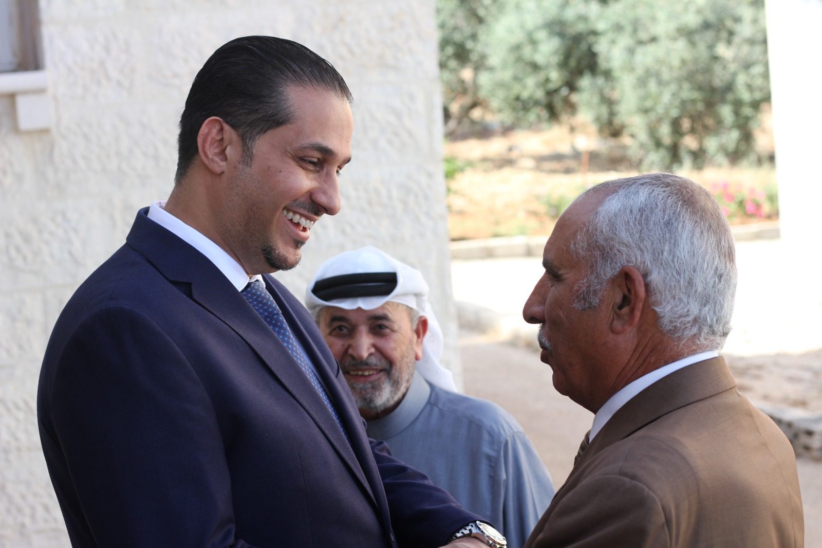 وجهاء الجرادات للدكتور محمد عبد الستار بعد اعلان ترشحة للانتخابات البرلمانية : انت ابنا ونحن معك
