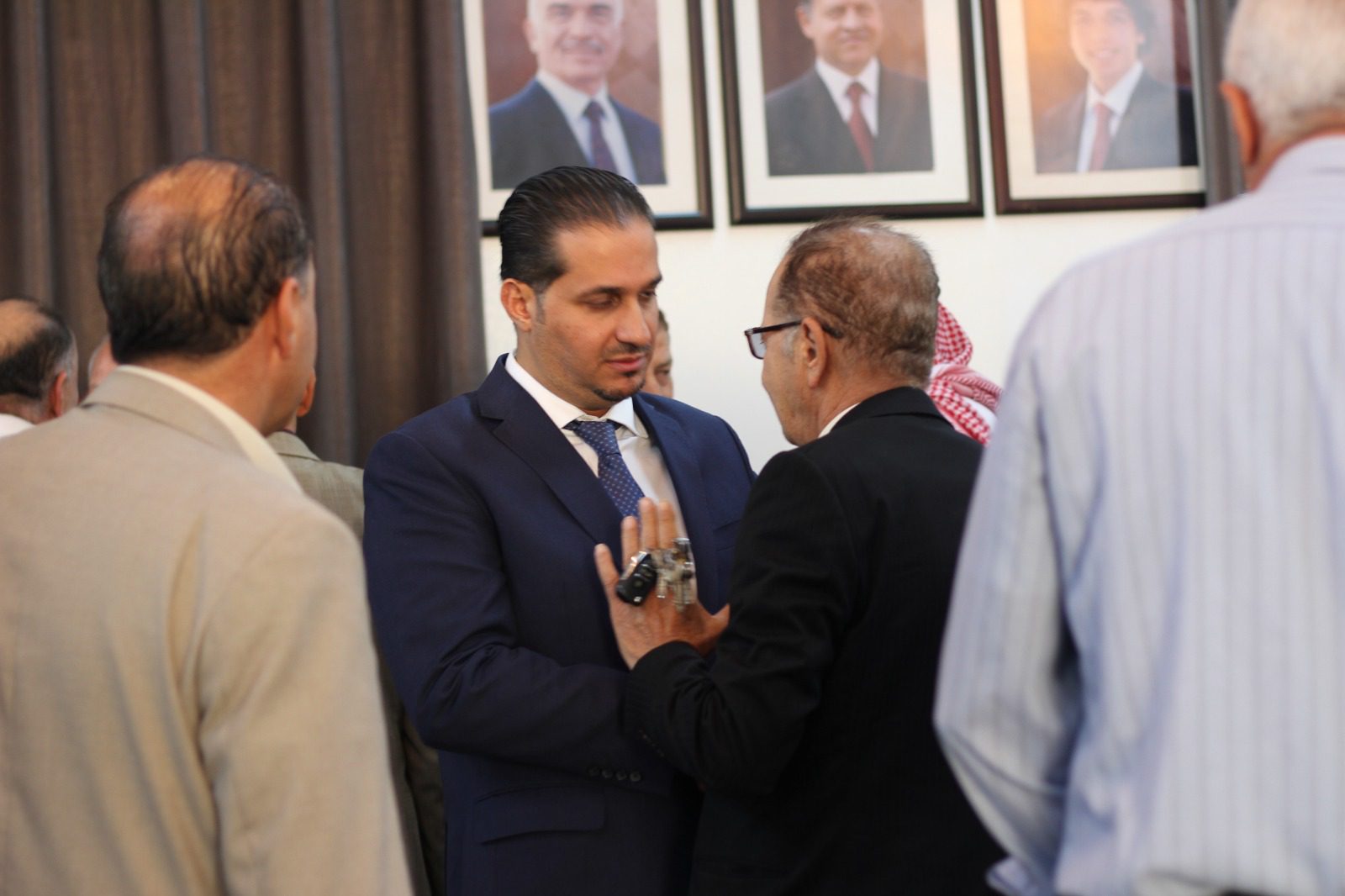 وجهاء الجرادات للدكتور محمد عبد الستار بعد اعلان ترشحة للانتخابات البرلمانية : انت ابنا ونحن معك