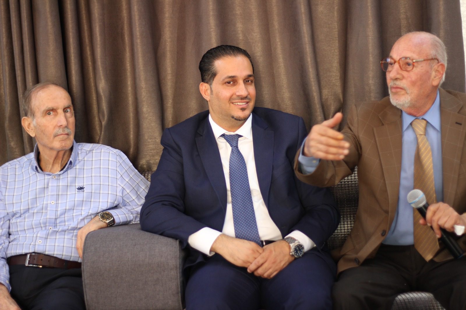 وجهاء الجرادات للدكتور محمد عبد الستار بعد اعلان ترشحة للانتخابات البرلمانية : انت ابنا ونحن معك