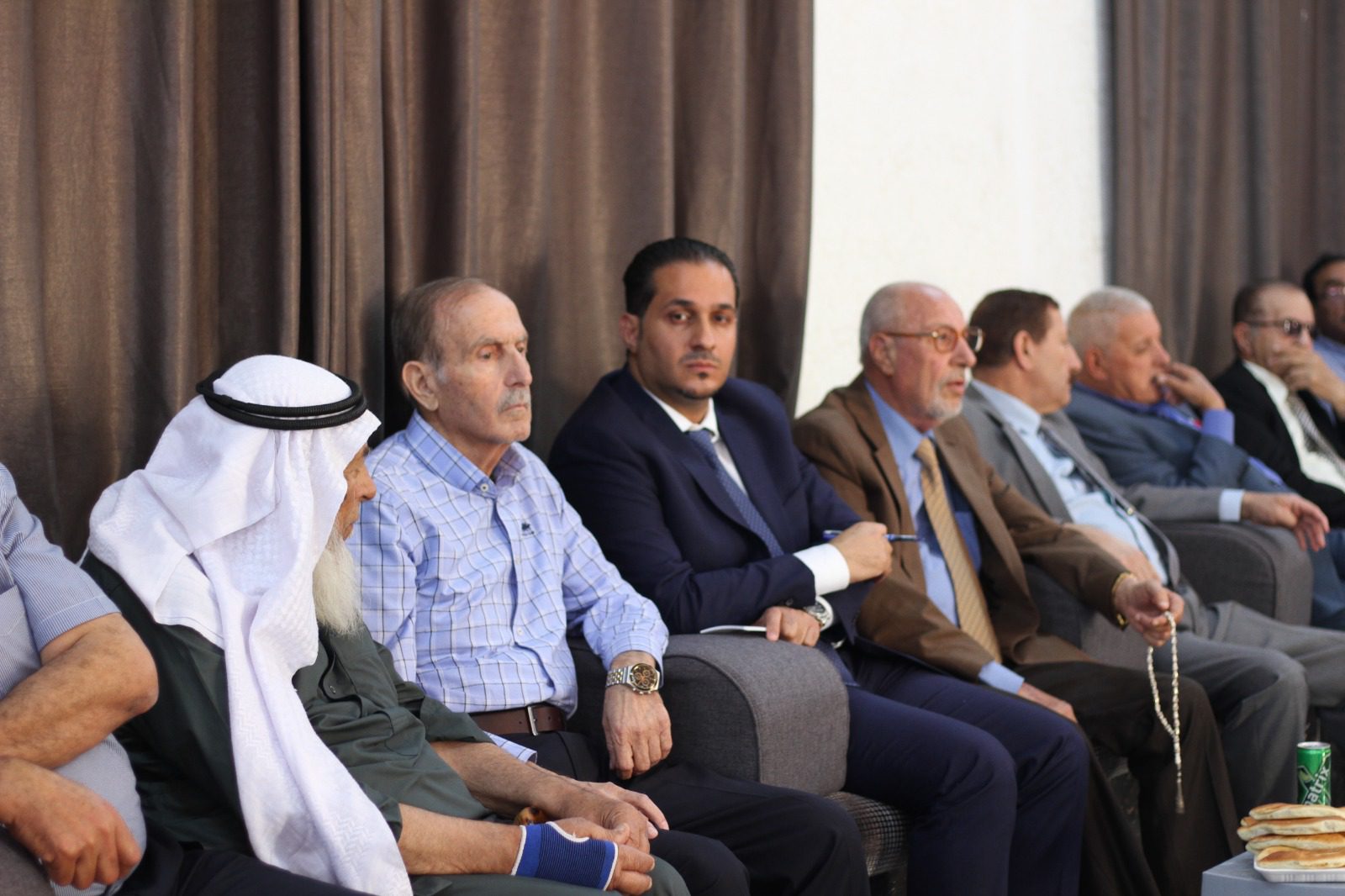 وجهاء الجرادات للدكتور محمد عبد الستار بعد اعلان ترشحة للانتخابات البرلمانية : انت ابنا ونحن معك
