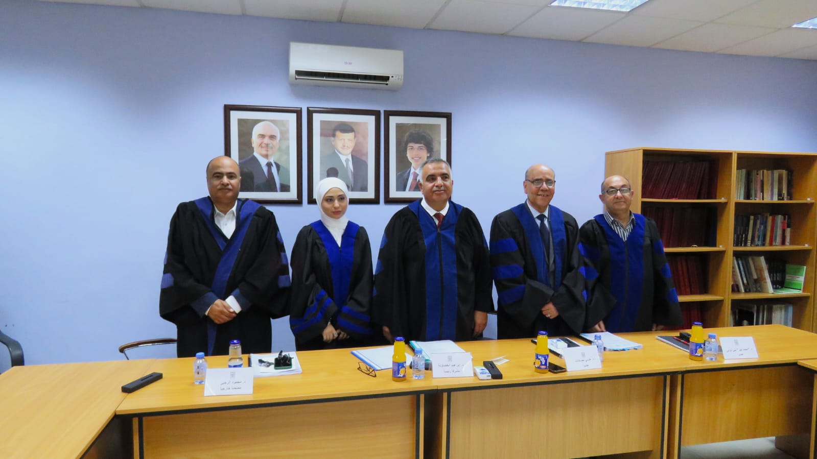 صورة حول : جامعة البترا تمنح الباحثة منار حداد درجة الماجستير في الإعلام جامعة البترا تمنح الباحثة منار حداد درجة الماجستير في الإعلام