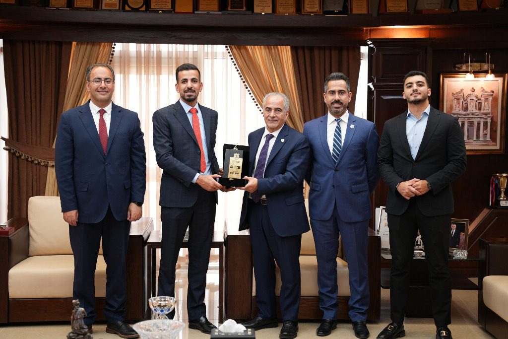 صورة حول : عمان الأهلية تستقبل خرّيجها محمد زعترة الحاصل على وسام جلالة الملك للتميز عمان الأهلية تستقبل خرّيجها محمد زعترة الحاصل على وسام جلالة الملك للتميز