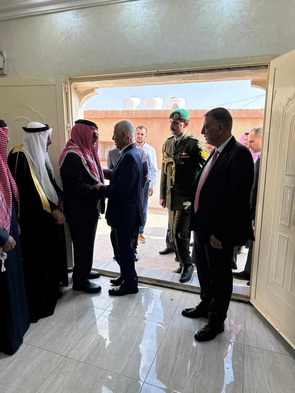 مندوبا عن الملك وولي العهد.. العيسوي يعزي عشيرة الفراية