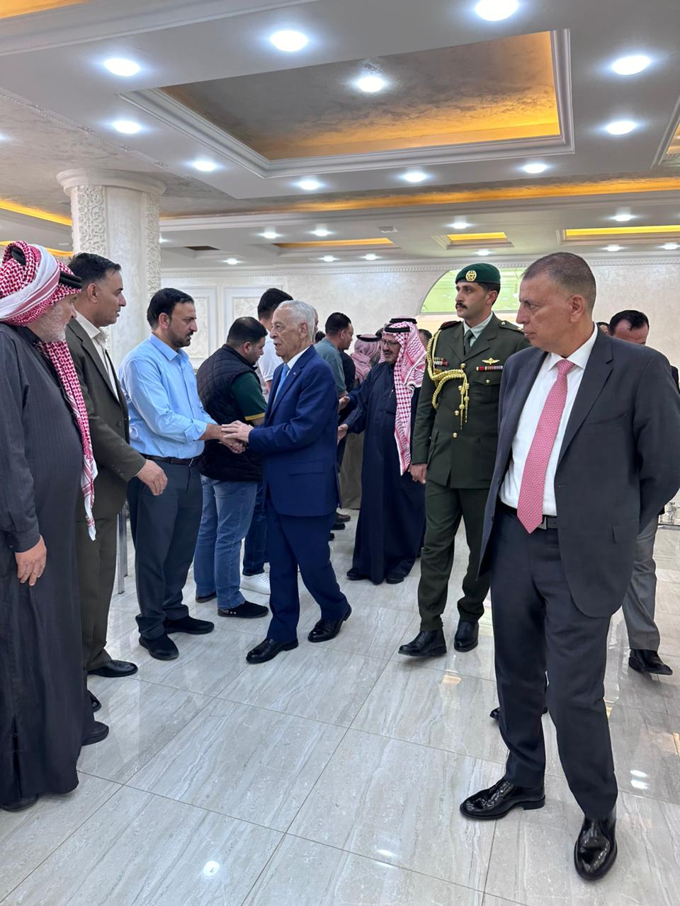مندوبا عن الملك وولي العهد.. العيسوي يعزي عشيرة الفراية