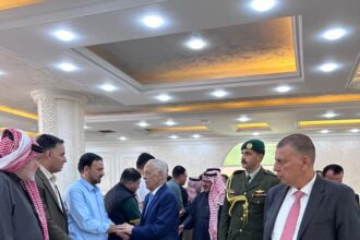 مندوبا عن الملك وولي العهد.. العيسوي يعزي عشيرة الفراية