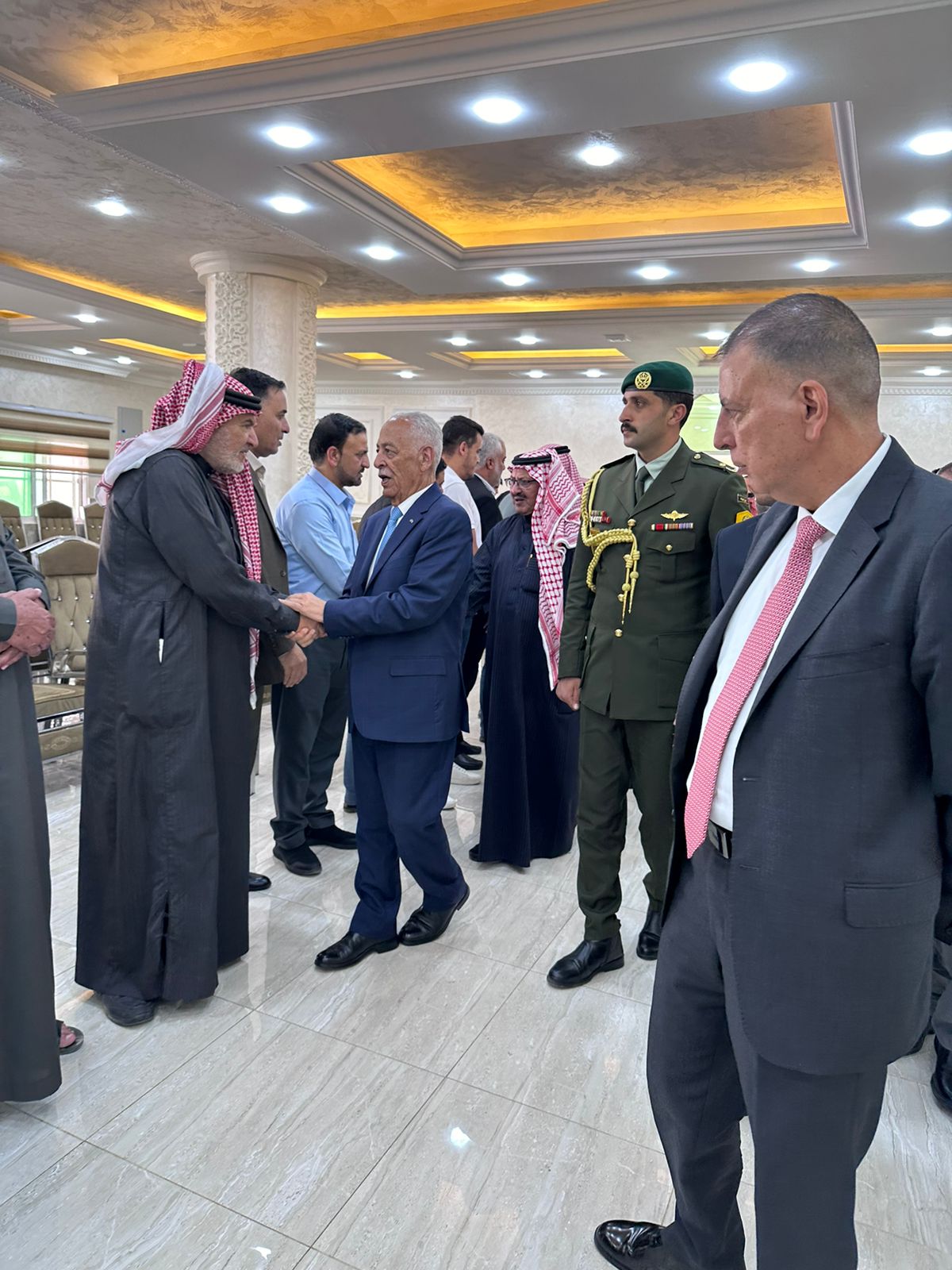 مندوبا عن الملك وولي العهد.. العيسوي يعزي عشيرة الفراية
