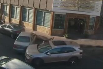 حقيقة تحرك مركبة كهربائية دون تشغيل واصطدامها بمركبتين (فيديو)