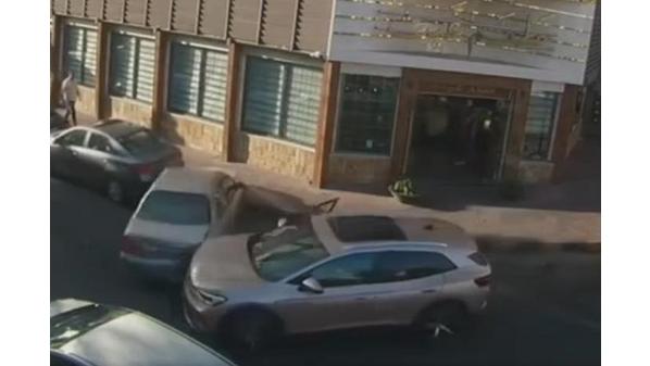 حقيقة تحرك مركبة كهربائية دون تشغيل واصطدامها بمركبتين (فيديو)