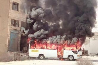 النيران تَلتهم حافلة نقل في محافظة الزرقاء